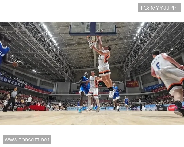 足球明星挑战篮球技巧精彩瞬间尽在脚踢篮球视频中展现绝妙风采